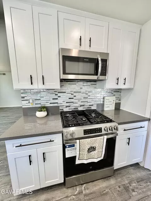 Kitchen - 45430 Andale Ave, Lancaster, CA 93535 photo 5 of 7