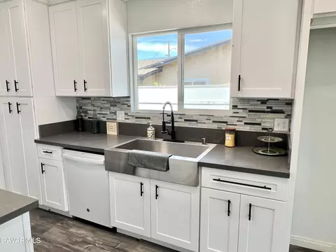 Kitchen - 45430 Andale Ave, Lancaster, CA 93535 photo 4 of 7