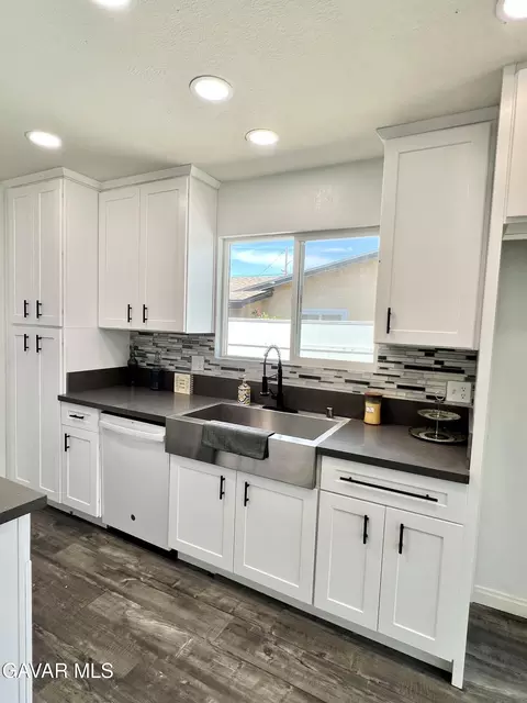 Kitchen - 45430 Andale Ave, Lancaster, CA 93535 photo 3 of 7
