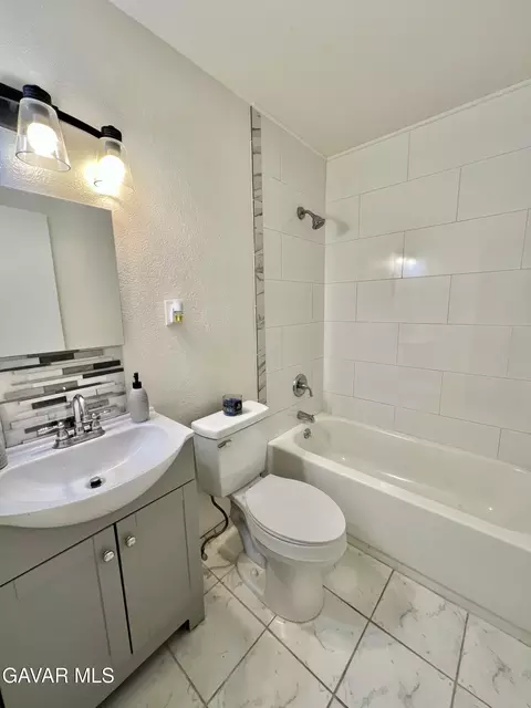 Bath - 45430 Andale Ave, Lancaster, CA 93535 photo 2 of 6