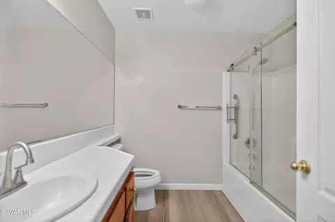 Bath - 6710 Leaf Valley Dr, Bakersfield, CA 93313 photo 1 of 3