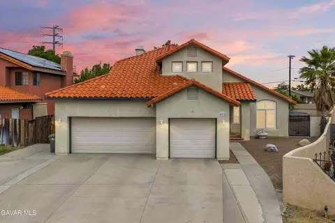 42718 Minstrel Dr, Lancaster, CA 93536