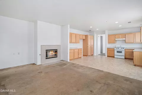 Living - 42955 Carpenter Dr, Lancaster, CA 93535 photo 6 of 6