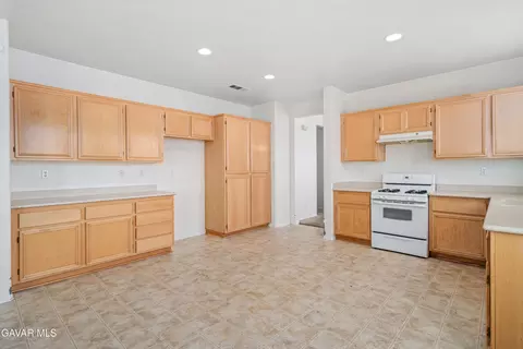 Kitchen - 42955 Carpenter Dr, Lancaster, CA 93535 photo 3 of 3