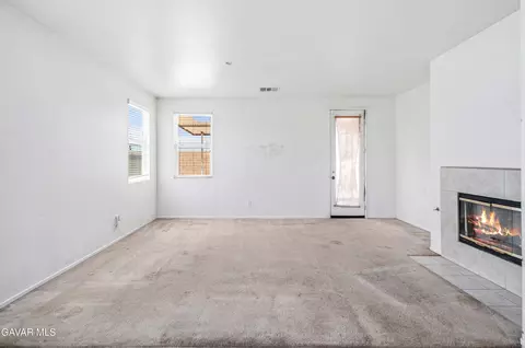 Living - 42955 Carpenter Dr, Lancaster, CA 93535 photo 5 of 6