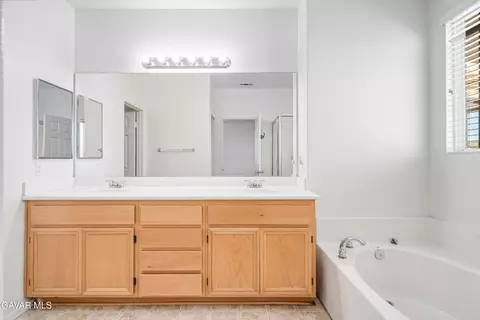 Bath - 42955 Carpenter Dr, Lancaster, CA 93535 photo 1 of 3