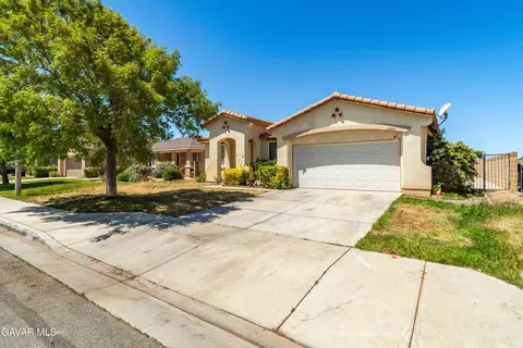 Exterior - 42955 Carpenter Dr, Lancaster, CA 93535 photo 3 of 6