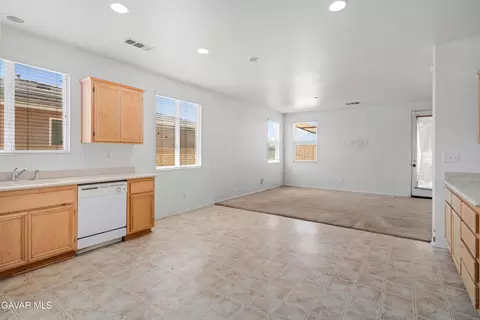 Living - 42955 Carpenter Dr, Lancaster, CA 93535 photo 4 of 6