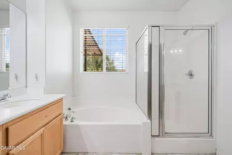 Bath - 42955 Carpenter Dr, Lancaster, CA 93535 photo 2 of 3