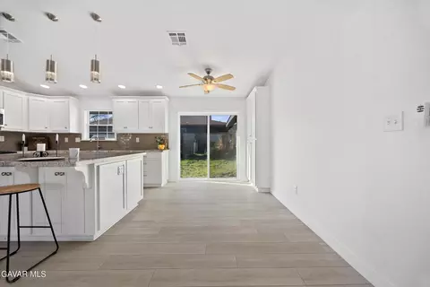 Entry Way - 30150 Jamaica Dunes Dr, Tehachapi, CA 93561 photo 1 of 3