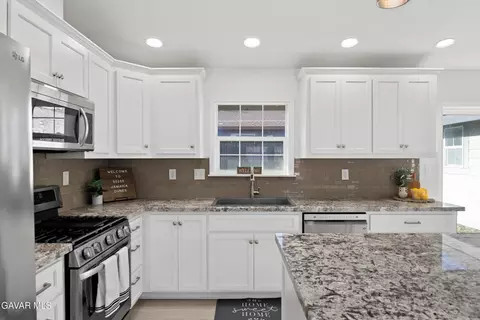 Kitchen - 30150 Jamaica Dunes Dr, Tehachapi, CA 93561 photo 4 of 4