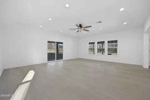Living - 30150 Jamaica Dunes Dr, Tehachapi, CA 93561 photo 4 of 4