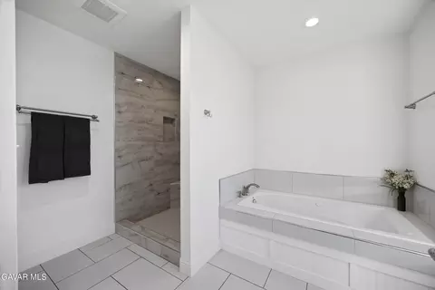 Bath - 30150 Jamaica Dunes Dr, Tehachapi, CA 93561 photo 2 of 5