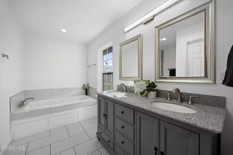Bath - 30150 Jamaica Dunes Dr, Tehachapi, CA 93561 photo 1 of 5