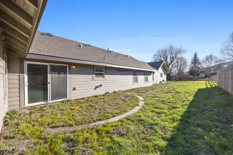 Exterior - 30150 Jamaica Dunes Dr, Tehachapi, CA 93561 photo 2 of 4