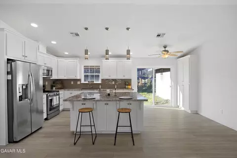Kitchen - 30150 Jamaica Dunes Dr, Tehachapi, CA 93561 photo 2 of 4