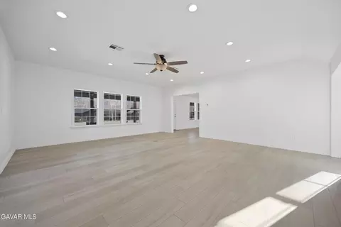 Living - 30150 Jamaica Dunes Dr, Tehachapi, CA 93561 photo 3 of 4
