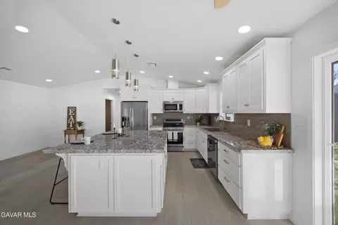 Kitchen - 30150 Jamaica Dunes Dr, Tehachapi, CA 93561 photo 3 of 4