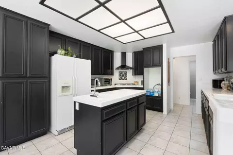 Kitchen - 4027 Via Barbara, Lancaster, CA 93536 photo 3 of 4