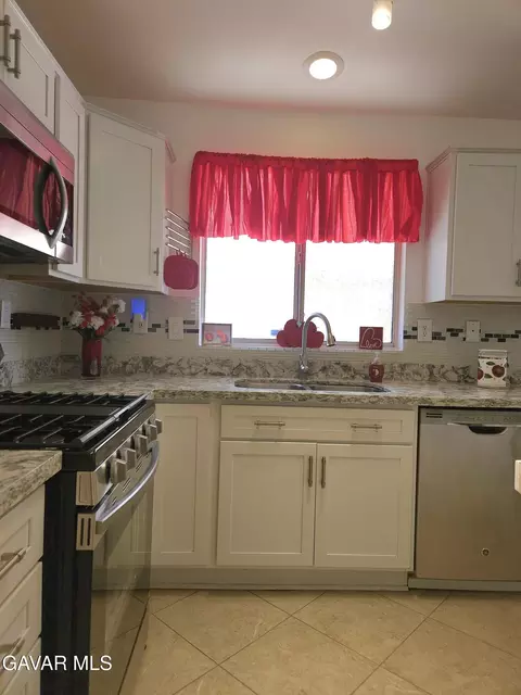 Kitchen - 43221 E 32nd St, Lancaster, CA 93535 photo 4 of 5