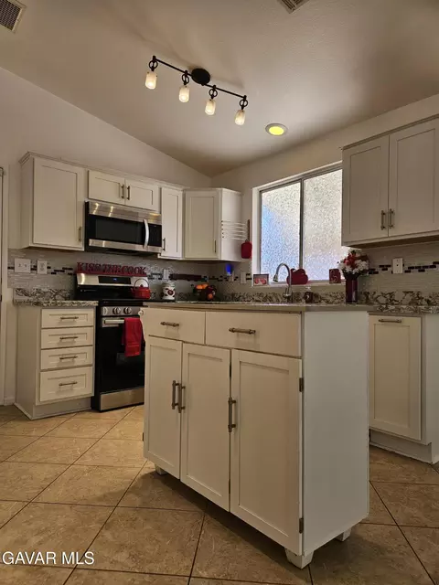 Kitchen - 43221 E 32nd St, Lancaster, CA 93535 photo 1 of 5