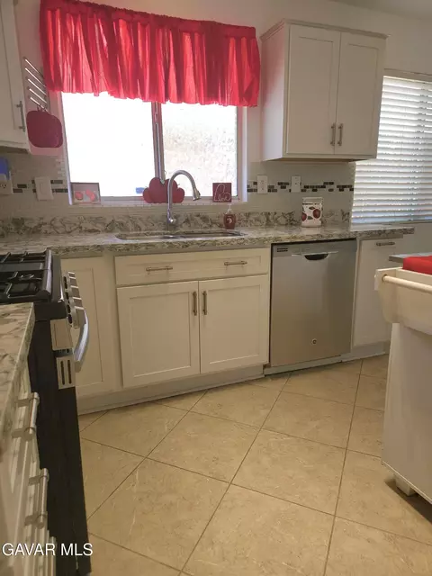 Kitchen - 43221 E 32nd St, Lancaster, CA 93535 photo 3 of 5