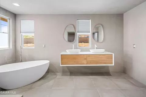Bath - 2808 Similax Ct, Palmdale, CA 93551 photo 3 of 6