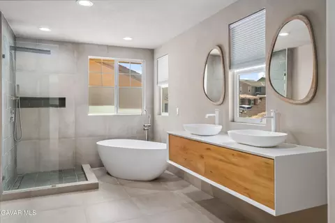 Bath - 2808 Similax Ct, Palmdale, CA 93551 photo 2 of 6