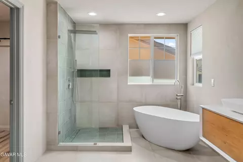 Bath - 2808 Similax Ct, Palmdale, CA 93551 photo 4 of 6