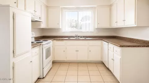 Kitchen - 45650 Fig Ave, Lancaster, CA 93534 photo 2 of 2