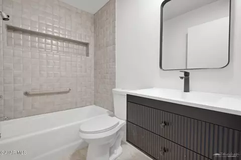 Bath - 27961 Preakness Dr, Tehachapi, CA 93561 photo 2 of 3