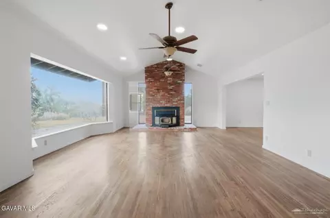 Living - 27961 Preakness Dr, Tehachapi, CA 93561 photo 3 of 5