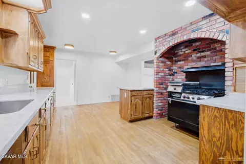 Kitchen - 27961 Preakness Dr, Tehachapi, CA 93561 photo 2 of 2