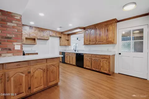 Kitchen - 27961 Preakness Dr, Tehachapi, CA 93561 photo 1 of 2