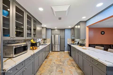 Kitchen - 40141 E 174th St, Palmdale, CA 93591 photo 3 of 4
