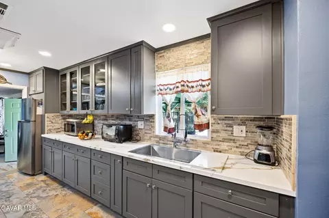 Kitchen - 40141 E 174th St, Palmdale, CA 93591 photo 2 of 4