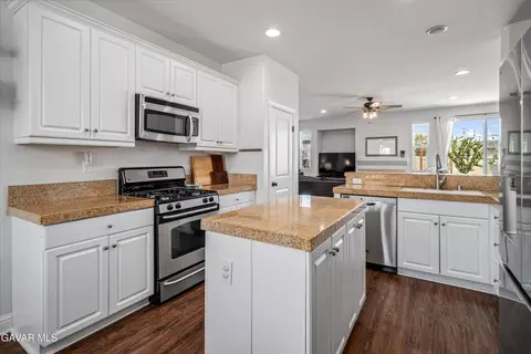 Kitchen - 605 Orchard Pkwy, Tehachapi, CA 93561 photo 3 of 3