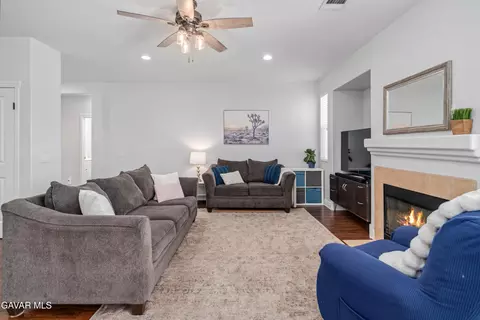 Living - 605 Orchard Pkwy, Tehachapi, CA 93561 photo 2 of 2