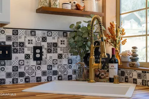 Kitchen - 24360 Willow Pass Dr, Tehachapi, CA 93561 photo 4 of 5