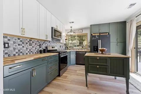 Kitchen - 24360 Willow Pass Dr, Tehachapi, CA 93561 photo 1 of 5