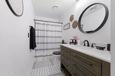 Bath - 24360 Willow Pass Dr, Tehachapi, CA 93561 photo 1 of 2