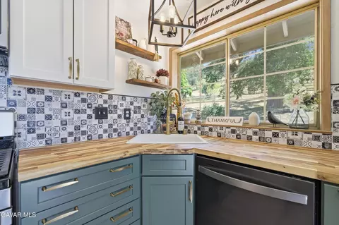 Kitchen - 24360 Willow Pass Dr, Tehachapi, CA 93561 photo 2 of 5