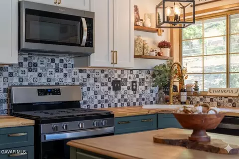 Kitchen - 24360 Willow Pass Dr, Tehachapi, CA 93561 photo 3 of 5