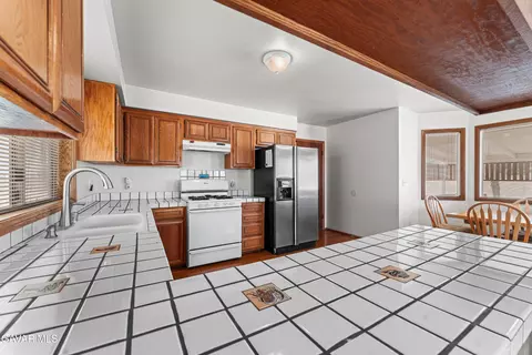 Kitchen - 33535 E 170th St, Llano, CA 93544 photo 6 of 6