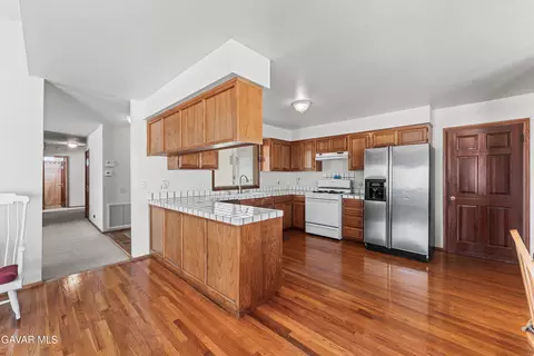 Kitchen - 33535 E 170th St, Llano, CA 93544 photo 3 of 6
