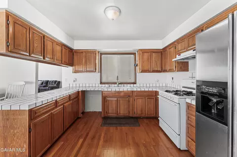 Kitchen - 33535 E 170th St, Llano, CA 93544 photo 2 of 6
