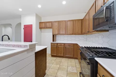 Kitchen - 911 Valerie Ln, Tehachapi, CA 93561 photo 3 of 3