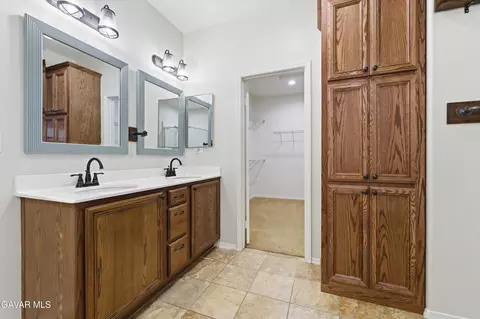 Bath - 911 Valerie Ln, Tehachapi, CA 93561 photo 3 of 4