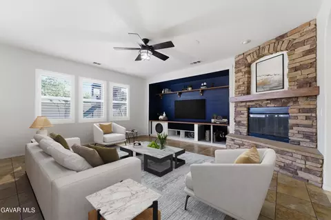 Living - 911 Valerie Ln, Tehachapi, CA 93561 photo 4 of 6