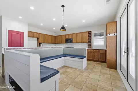 Kitchen - 911 Valerie Ln, Tehachapi, CA 93561 photo 2 of 3